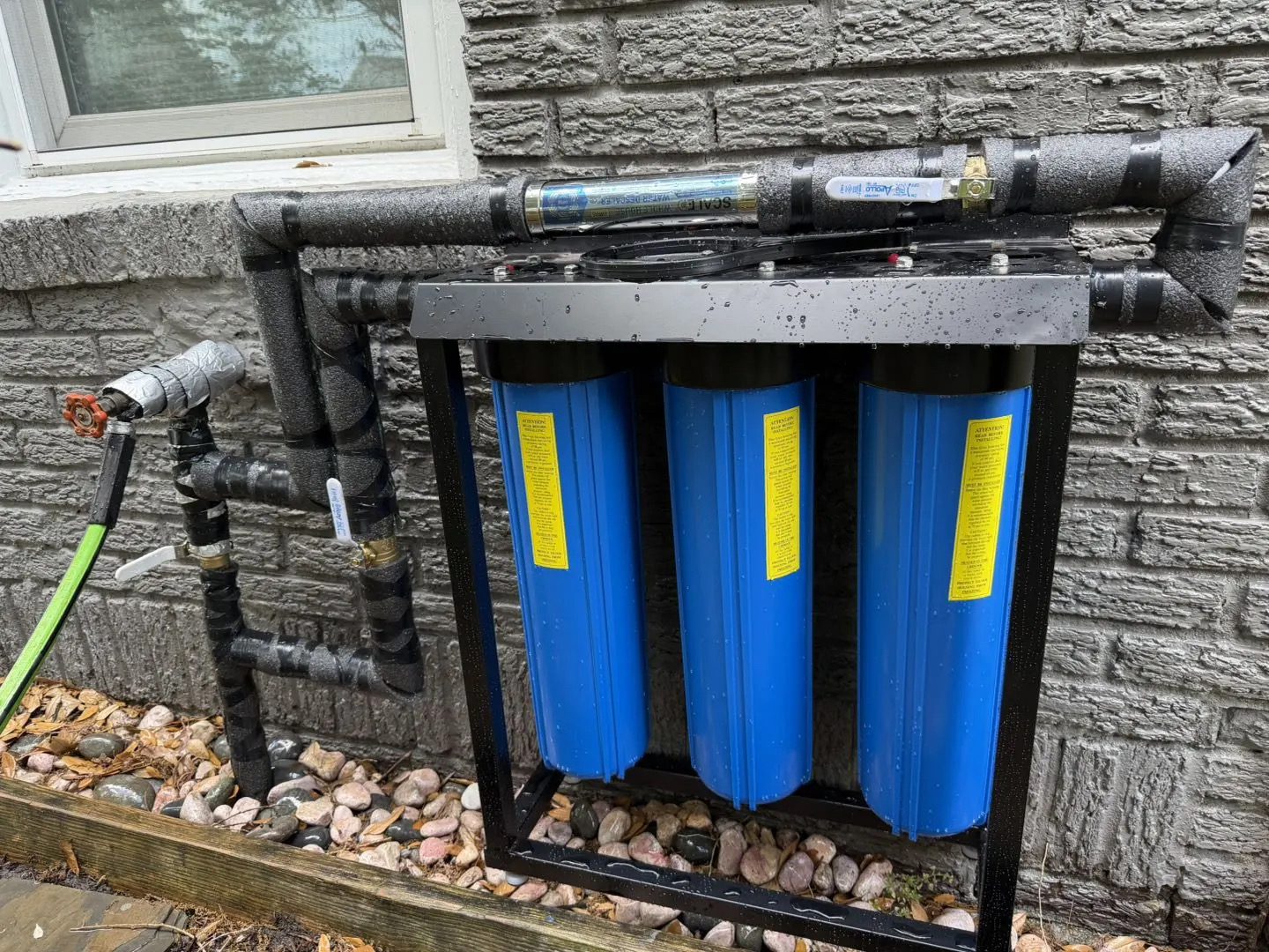 Filtro Big Blue instalado en un sistema de purificación de agua para toda la casa