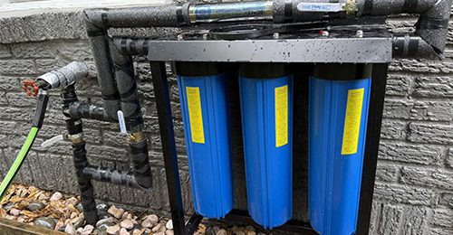 Filtro Big Blue instalado en un sistema de purificación de agua para toda la casa